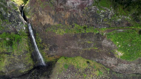 Cascada-Del-Mirador-Del-Velo-De-La-Novia-Que-Fluye-Desde-Un-Acantilado-En-La-Isla-De-Madeira,-Portugal