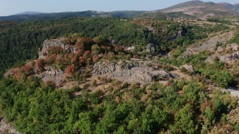 Antiguo-Santuario-De-Rocas-Harman-Kaya-En-La-Meseta-En-Otoño