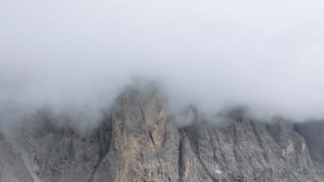 Imágenes-Aéreas-Alejadas-De-Las-Montañas-Rocosas-Sobre-Passo-Gardena-Cubiertas-Completamente-De-Nubes