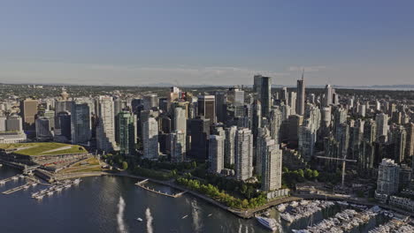 Vancouver-Bc-Canada-Drone-Cinematográfico-Aéreo-V40-Sobrevolando-El-Puerto-Capturando-El-Paisaje-Urbano-Del-Centro-De-La-Costa-Con-Imponentes-Rascacielos-En-El-Horizonte-De-La-Ciudad---Filmado-Con-Mavic-3-Pro-Cine---Julio-De-2023