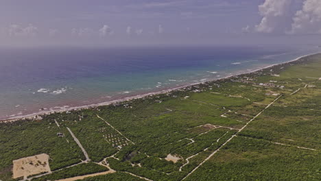 Vuelo-Aéreo-De-Drones-De-Gran-Altitud-V26-De-Tulum-México-Hacia-La-Ciudad-Turística-Frente-A-La-Playa-Que-Captura-Un-Largo-Tramo-De-Playa-De-Arena-Y-Vistas-Prístinas-Del-Mar-Caribe---Filmado-Con-Mavic-3-Pro-Cine---Julio-De-2023