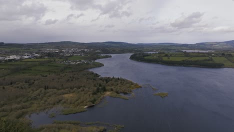 Blessington-Lakes-In-Der-Grafschaft-Wicklow-–-4K-Filmaufnahme-Einer-Drohne-–-Irland