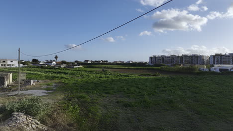 Drone-Volando-Bajo-Cables-Eléctricos-Y-Sobre-Un-Campo