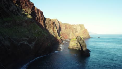 Imágenes-De-Drones-De-Altos-Acantilados-Verdes,-Rocas-Y-Olas-Del-Océano