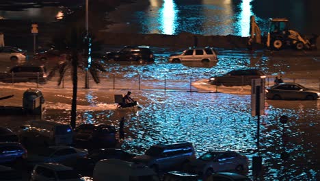 El-16-De-Abril-De-2024,-El-Tráfico-Circulaba-Por-Una-Carretera-Inundada-Por-La-Noche-En-Sharjah,-Emiratos-Árabes-Unidos,-Después-De-Que-Unas-Lluvias-Sin-Precedentes-Azotaran-El-País.