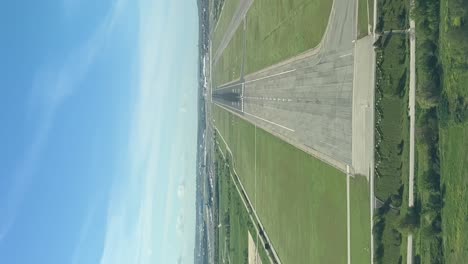Pilot-POV,-immersive-view,-real-time-approach-to-land,-vertical-shot,-as-seen-by-the-pilots-of-a-modern-jet