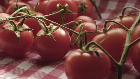 Primer-Plano-De-Tomates-Cherry-En-Mantel-Rojo,-Alimentos-Frescos-A-Base-De-Plantas-Naturales.