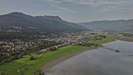 Salmon-Arm,-BC,-Kanada,-Luftaufnahme-Eines-V3-Drohnenüberflugs-über-Den-Shuswap-Lake-Mit-Erfassung-Des-Stadtzentrums-Und-Des-Malerischen-Wohngebiets-Am-Seeufer-Vor-Der-Kulisse-Der-Bergaussicht-–-Aufgenommen-Mit-Mavic-3-Pro-Cine-–-Juli-2023