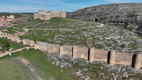 Luftdrohnenansicht-Der-Burg-Berlanga-De-Duero,-Soria,-Spanien