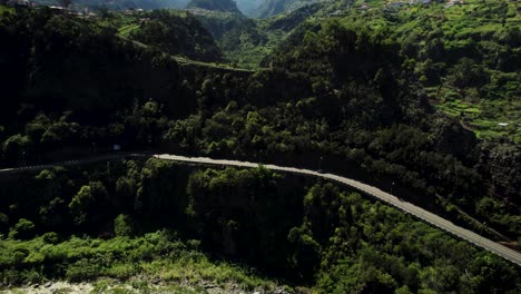 Vista-De-Pájaro-De-La-Carretera-Escénica-En-Las-Montañas-De-Madeira-En-Un-Día-Soleado