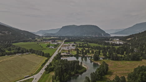 Sicamous-Bc-Canada-Vuelo-Aéreo-V1-Sobre-El-Río-Eagle-Que-Captura-Un-Paisaje-Pintoresco-Con-Tierras-Agrícolas,-Paisajes-Urbanos-Y-Vistas-De-Los-Lagos-Shuswap-Y-Mara---Filmado-Con-Mavic-3-Pro-Cine---Julio-De-2023