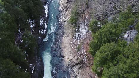 4K-Top-Down-Aerial-View-of-Quechee-Gorge-and-Ottauquechee-River-Near-Woodstock,-Vermont-USA