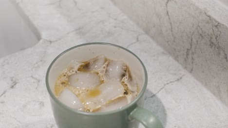 Kalt-Gebrühter-Kaffee-In-Einer-Frostigen-Tasse