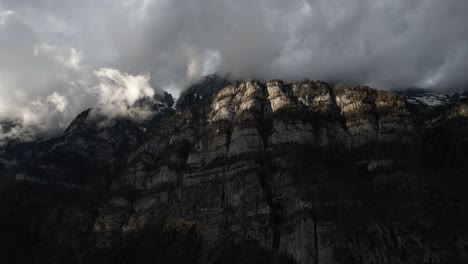 Tiro-De-ángulo-Bajo-De-Montañas-Rocosas-En-El-Lago-Walensee-Unterterzen-En-Suiza