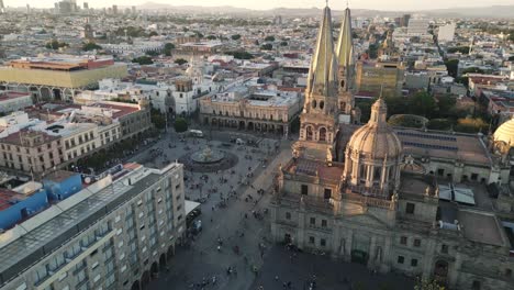 Drone-Gira-Alrededor-De-La-Plaza-Principal-De-La-Catedral-Al-Atardecer-En-Guadalajara-Jalisco-Capital-Paisaje-Urbano-México-Imágenes-Aéreas