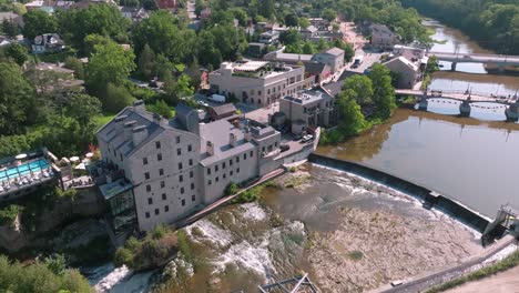 Luftaufnahme-Der-Elora-Mill-über-Der-Historischen-Innenstadt-Aus-Dem-19.-Jahrhundert-Am-Grand-River,-60 fps