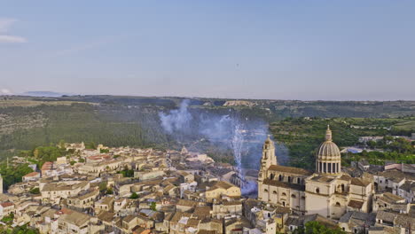 Ragusa,-Italien:-Luftaufnahme-Einer-V9-Drohne,-Die-über-Das-Historische-Viertel-Von-Ibla-Fliegt-Und-Ein-Bezauberndes-Stadtbild-Mit-Der-Berühmten-Kathedrale-San-Giorgio-Und-Dem-Feuerwerk-Einfängt-–-Aufgenommen-Mit-Mavic-3-Cine-–-Juni-2023