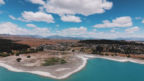 Luftaufnahme-Der-Stadt-Lake-Tekapo-In-Neuseeland-Mit-Wunderschöner-Landschaft-Im-Sommer