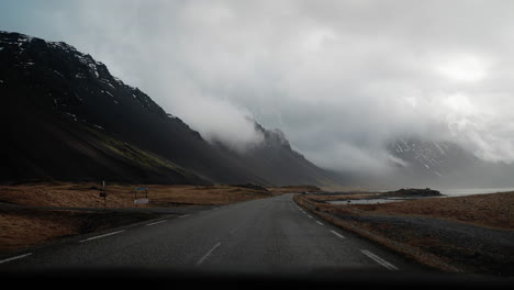 Fahrt-Entlang-Der-Route-1-Im-Norden-Islands-Mit-Weiten-Ausblicken-Auf-Berge,-Wolken-Und-Küstenlandschaften-Mit-Gras
