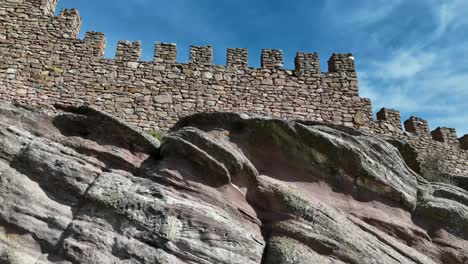 Luftaufnahme-Der-Mauern-Und-Des-Turms-Einer-Steinernen-Burg-Auf-Einem-Felsigen-Hügel-In-Guadalajara,-Spanien