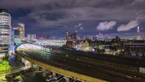 Starker-Zugverkehr-Am-Bahnhof-Waterloo-In-London-Bei-Nacht-Im-Zeitraffer-Von-Einem-Aussichtspunkt