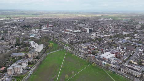 Harrogate-North-Yorkshire-Town-Reino-Unido-Drone,-Toma-Panorámica-Aérea-De-Gran-ángulo