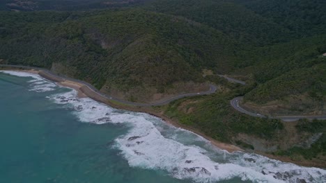 Costa-Remota-De-La-Gran-Carretera-Oceánica-Con-Caminos-Sinuosos,-Tráfico-De-Automóviles-Y-Montañas-Forestales,-Victoria,-Australia