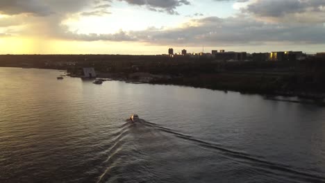 Sonnenuntergang-Schnellboot-Brasilia-Brasilien---Lake-Paranoa