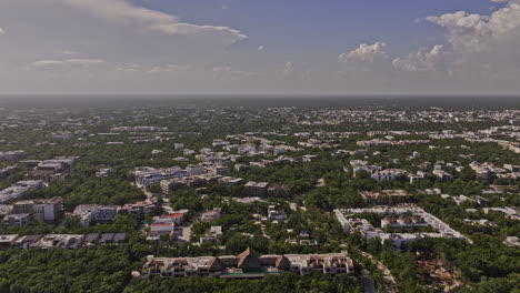 Tulum,-Mexiko,-Luftaufnahme-V14,-Panorama-Schwenkansichten,-Drohnenüberflug-über-Luxusviertel,-Aufnahmen-Von-La-Veleta-Und-Dem-Stadtzentrum-Mit-Tropischen-Wolken-Am-Himmel-–-Aufgenommen-Mit-Mavic-3-Pro-Cine-–-Juli-2023
