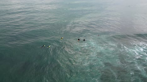 Surfista-De-Vista-Aérea-Superior-Esperando-Olas-En-Imágenes-De-Drones-De-Alineación