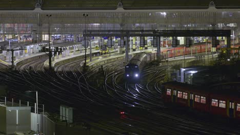 Mehrere-Züge-Kommen-Nachts-Gleichzeitig-Am-Bahnhof-London-Waterloo-An-Und-Fahren-Ab
