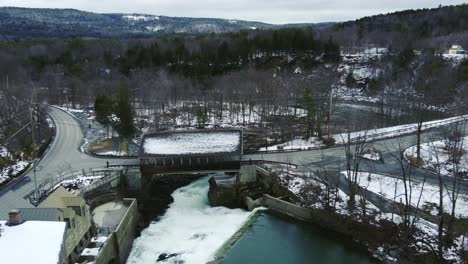 4K-Drohnenaufnahme-Von-Quechee,-Vermont,-Mit-Seiner-Berühmten-überdachten-Brücke-Und-Dem-Wasserfall