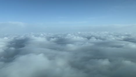 Toma-Aérea-Exclusiva-Desde-La-Cabina-De-Un-Avión-Mientras-Volaba-Sobre-Una-Manta-Sobre-Nubes-Estratos.