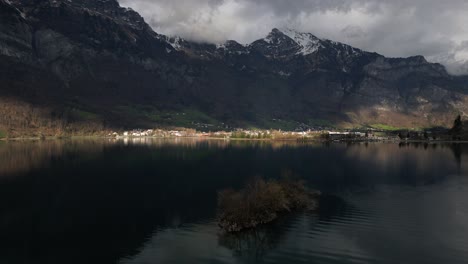 Panning-drone-shot-of-Alps-in-Walensee,-Switzerland
