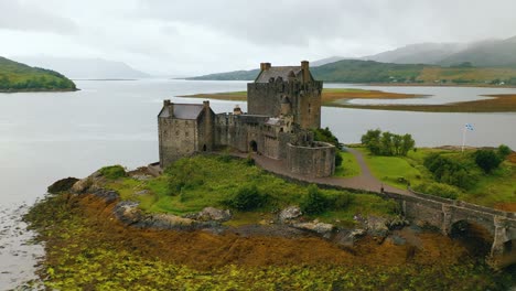 Eilean-Donan-Castle-In-Schottland-Bei-Bewölktem-Sonnenaufgang-Bei-Ebbe,-Großbritannien---Historisches-Schloss-In-Der-Nähe-Der-Isle-Of-Skye