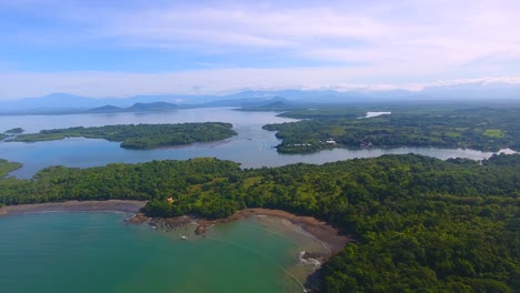 Er-Erhebt-Sich-Hoch-über-Einer-Wunderschönen-Wasserlandschaft-Mit-Inseln-Und-Grünem-Land,-Die-Sich-An-Den-Unbebauten-Küsten-Panamas-Zusammenschlängeln