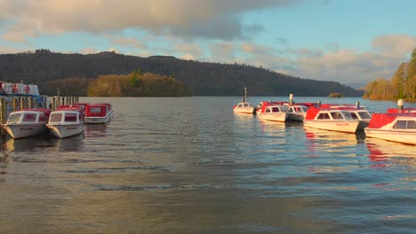 Barcos-Atracados-En-El-Lago-Windermere-A-última-Hora-De-La-Tarde-En-La-Hora-Dorada---Desde-Bowness-on-Windermere,-Inglaterra