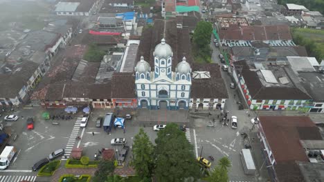 Luftaufnahme-Des-Bolivar-Parks-Und-Der-Kirche-Der-Unbefleckten-Empfängnis-In-Finnland