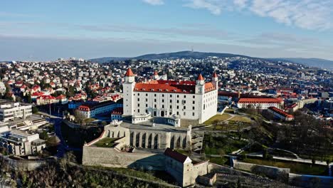 Wunderschöne-Weite-Panoramaaufnahme-Der-Burg-Von-Bratislava---Historisches-Wahrzeichen-Der-Slowakischen-Republik,-Des-Nationalrats-Und-Der-Skyline-Der-Innenstadt-An-Einem-Sonnigen-Morgen