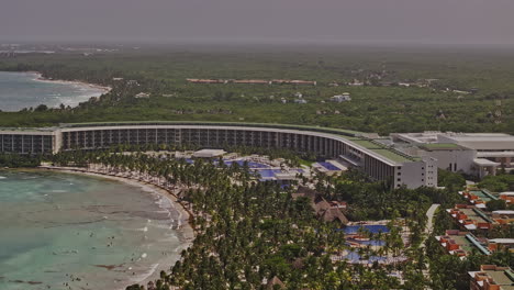 Puerto-Aventuras-Mexiko,-Luftaufnahme-V6,-Gezoomt,-Drohnenüberflug-über-Resorthotel-Direkt-Am-Meer-Mit-Wunderschönem-Sandstrand-Und-Weitem-Meerblick-–-Aufgenommen-Mit-Mavic-3-Pro-Cine-–-Juli-2023