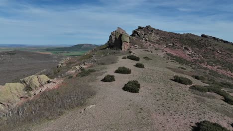 Luftdrohne-Nähert-Sich-Der-Ansicht-Einer-Rätselhaften-Felslandschaft-Aus-Rotem-Sandstein-In-Einer-Abgelegenen-Bergregion-In-Guadalajara,-Spanien