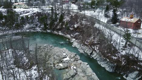 4K-Drohnenpanorama-Von-Quechee,-Vermont,-Und-Seiner-Berühmten-überdachten-Brücke