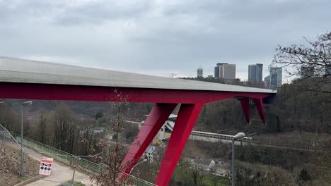 Rote-Brücke-Von-Luxemburg,-Großherzogin-Charlotte-Brücke-über-Alzette
