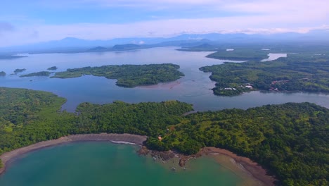 Deslizándose-Sobre-Una-Vista-Espectacular-De-Una-Pequeña-Cadena-De-Islas-De-Boca-Chica-En-Panamá-Desde-Un-Dron-Volando-Alto-En-El-Cielo