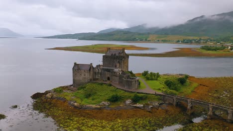 Castillo-Medieval-Eilean-Donan-En-Un-Lago-En-Las-Tierras-Altas-De-Escocia,-Escocia,-Reino-Unido,-Europa