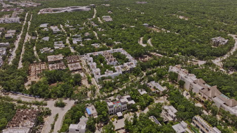 Tulum,-Mexiko,-Luftaufnahme-V2,-Drohnenüberflug-über-Luxusviertel-Aus-Der-Vogelperspektive,-Schwenk-Nach-Oben-Zeigt-Landschaftsansicht-Von-La-Veleta-Und-Stadtzentrum-–-Aufgenommen-Mit-Mavic-3-Pro-Cine-–-Juli-2023