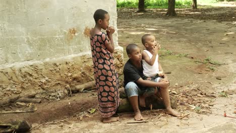 Niños-En-Una-Calle-De-Zanzíbar-En-Tanzania---Plano-Amplio