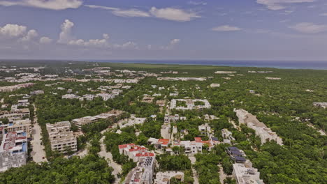 Tulum,-Mexiko---Luftaufnahme-Einer-V12-Drohne-über-Einem-Luxuriösen-Wohnviertel,-Das-Neubauimmobilien-Inmitten-üppiger-Wälder-Und-Einer-Meereslandschaft-Einfängt-–-Aufgenommen-Mit-Mavic-3-Pro-Cine-–-Juli-2023