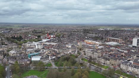 Panorámica-Drone-Aéreo-Harrogate-Ciudad-De-North-Yorkshire-Reino-Unido-Imágenes-4k