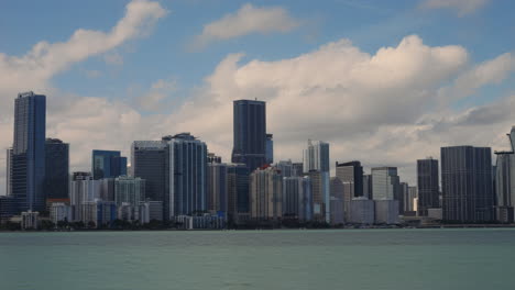 Timelapse-Del-Horizonte-Del-Centro-De-Miami-2024-Con-Tráfico-De-Barcos